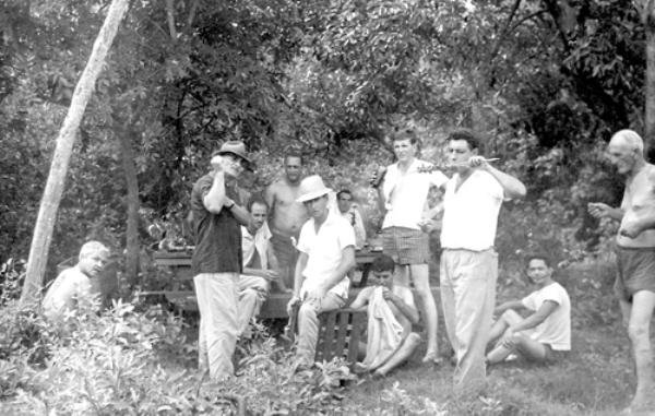 Churrasco no São José   - Um grupo da Prefeitura comemorando nos anos 60 o “Dia do Funcionalismo” às margens do Rio São José dos Dourados. A partir da esquerda: Edward Coruripe Costa (Costinha), Teodomiro, Áureo, Aranádio Rosa da Silva e Hugo Xavier (ambos da Câmara Municipal), Roberto Bimbato, Ademar Breno (com o espeto), Breno de Oliveira, o contador Reinaldo Fernandes e Germano Pernica.