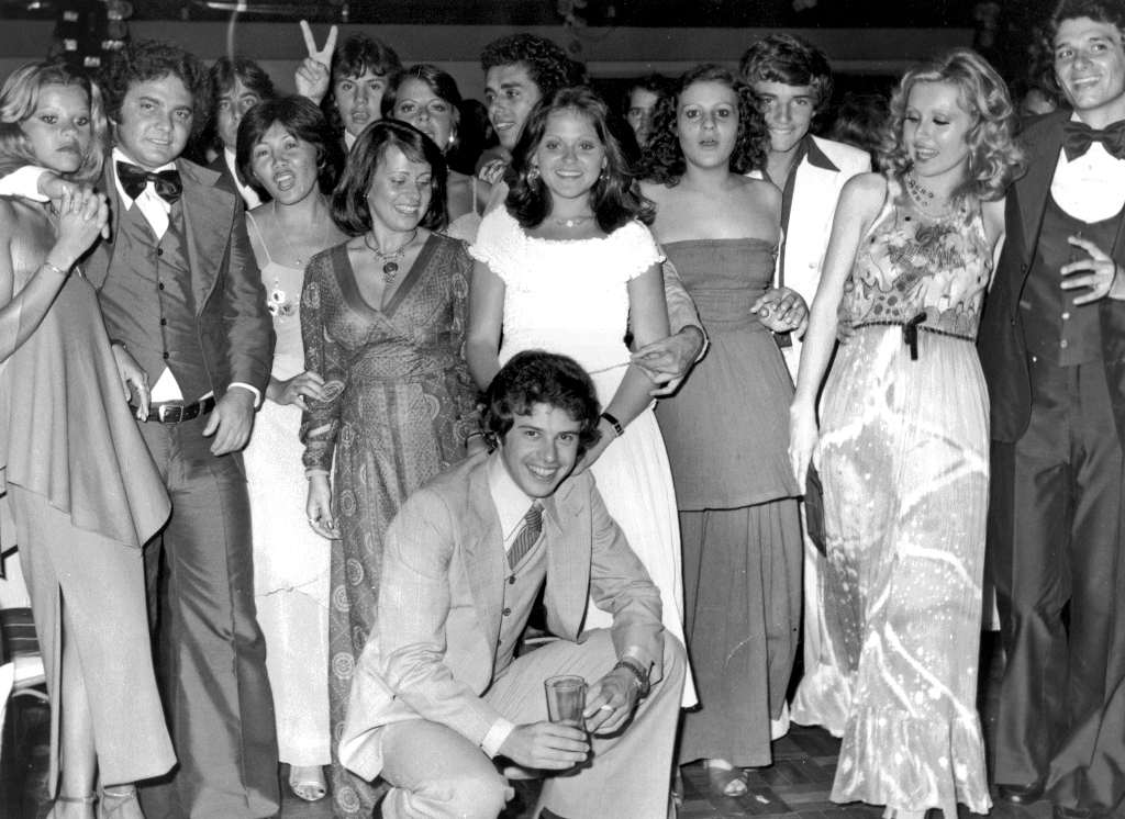 1975 - Anos Dourados no Votuporanga Clube.Veja a elegância e a alegria daquela geração de jovens. Era o baile da virada de ano. Tinha até valsa à meia-noite com o estourar das champagnes distribuidas nas mesas. Confira a partir da esquerda os personagens da foto. Fátima e o Dr. Diorandi Figueira da Costa, Fernando De Haro, Mary Sato, Guto Poiani, Sonia Bonetti, Cláudia Camargo, Ney Vivo, Simone Calille, Pedrinho Sanches (agachado), Paula Munhós, Luciano (Dodô), Marilda Ferrari e Paula Ferrari. 