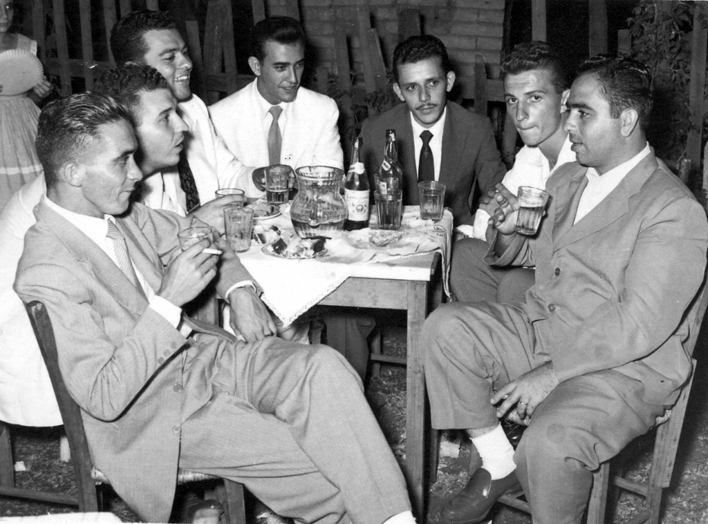 Esta é uma mesa formada num Baile de Gala do Votuporanga Clube nos anos 50. Da esquerda para a direita: Darcy Cecchini, Carlos Márcio de Castro Junqueira, Dr. Miguel Zeitune Leão, Dr. Joaquim Figueira da Costa, Rames Cury, Marinho Farinazzo e o radialista Jaime Cunha. A foto pertence ao arquivo pessoal do ex presidente do clube Rames Cury.