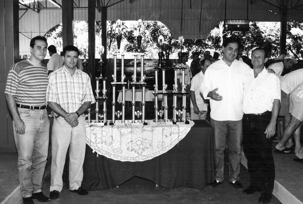 No dia 18 de maio de 1997, o Assary Clube de Campo promoveu um ato para a premiação dos campeões do seu tradicional Campeonato de Bochas. Na foto, aparecem Luiz Antônio Chiqueto, (?), o prefeito dr. Atílio Pozzobon Neto e o então presidente do Assary Domingos Marioto. Foto do arquivo do jornal