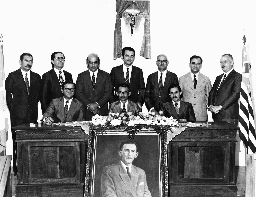 Na foto, a mesa diretora da Câmara Municipal de Votuporanga na legislatura de 1973/77. Estes são os vereadores que legislaram durante a administração do prefeito Luiz Garcia De Haro. Veja quem são eles: ao centro da mesa dos trabalhos, o presidente Deocleciano de Souza Viana Filho tendo ao seu lado os secretários: Alzimiro Brantis (dir.) e Adelino Ferrari Filho (esq.). Os demais componentes são os vereadores de pé: José Mendes de Barros, Joaquim Neves, Mehde Meidão Slaiman Kanso, Antonio Trombone, Aziz José Abdo, Joaquim Figueira da Costa e José Nunes Pereira