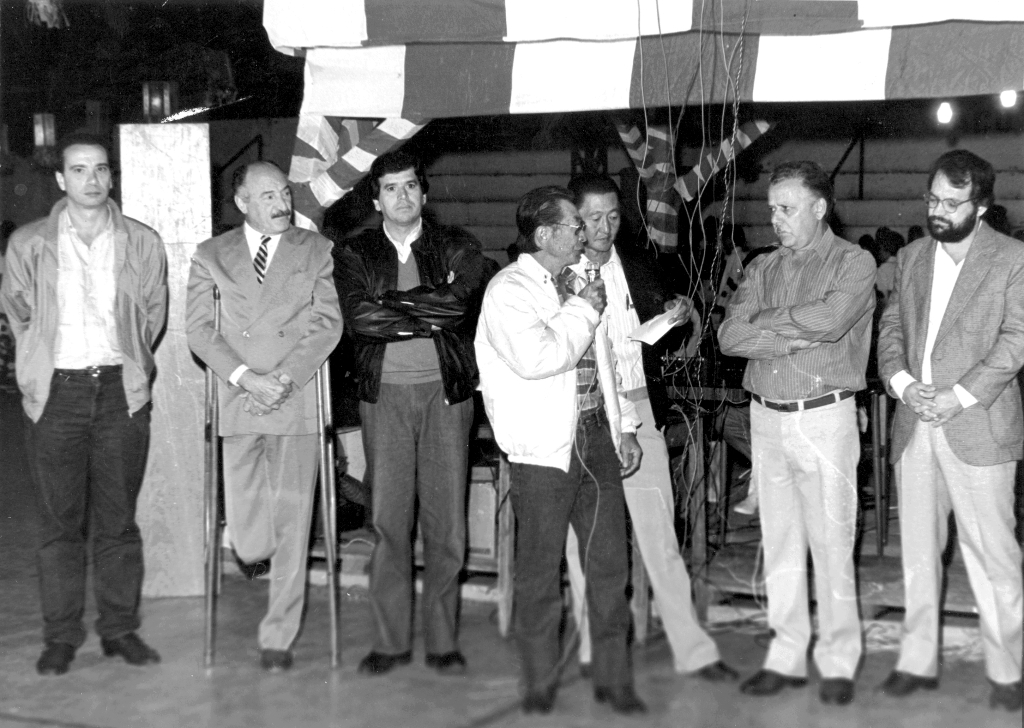 1987 - Ano do Cinquentenário de Votuporanga. A administração Mário Pozzobon/ Rames Cury programou uma série de eventos comemorativos à Bodas de Ouro da cidade. Nesta foto, na sede do Clube Cerejeira, houve um reconhecimento ao trabalho da Colônia Japonesa em Votuporanga. Aparecem na foto, a partir da esquerda: o então deputado estadual (hoje Senador) Aloysio Nunes Ferreira Filho, o prefeito Mário Pozzobon, o então deputado estadual (hoje federal) Edinho Araujo, os representantes da Colônia Japonesa, Hideito Otuki e Izur Otuki, o vice-prefeito Rames Cury, o então vereador e diretor do ERG - Escritório Regional de Governo Jerônimo Figueira da Costa Filho, ex -assessor jurídico da Câmara Municipal.