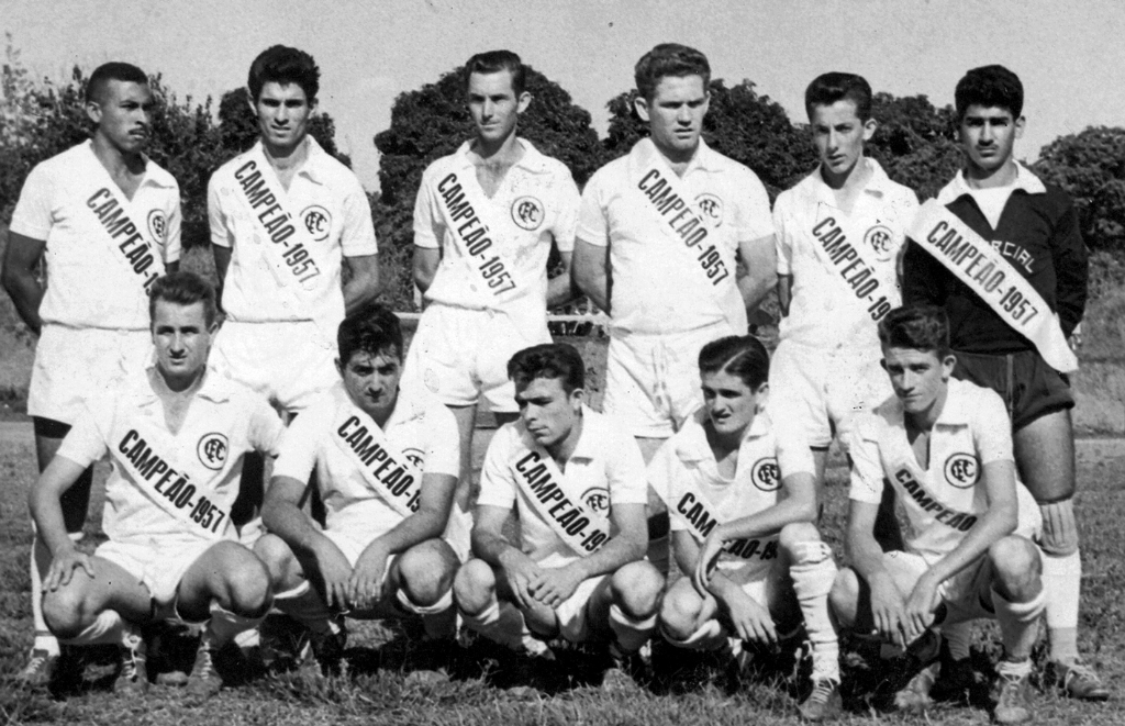 Com a faixa de campeão eis a representação do Comercial Esporte Clube de Votuporanga. Como está estampado na faixa, esse time levantou  o título de Campeão Amador de 1957. Veja a sua formação, conferindo a partir da esquerda, de pé: Bibilo, Lelé, Zé Benedito, Dircinho Longo, Durval Cerantola (Calabra) e Ali Kanso (goleiro). Agachados: Emílio Torres (Torrinha), Tim Mamede, Moacir Contreiras (Lima), Piolin e Pelaia.