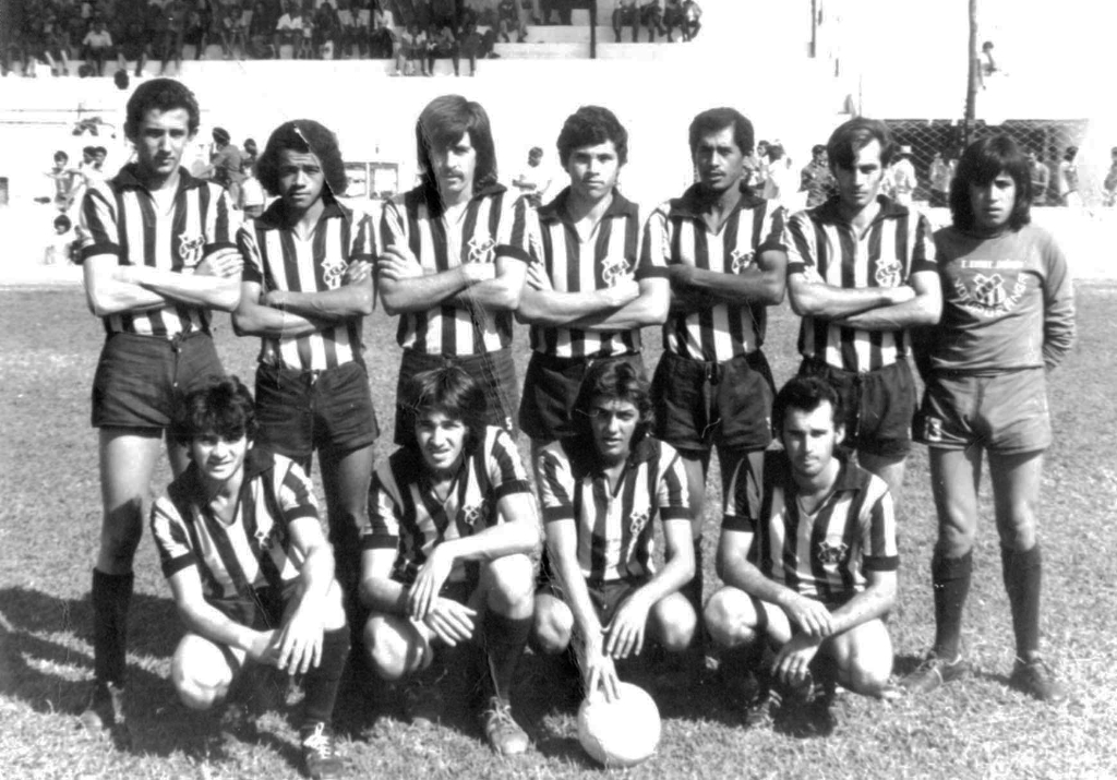 Esta é a equipe amadora representativa da Indústria de Estofados Primor que levantou o título de Campeão Amador de 1975. O jogo final que decidiu o título deu-se em pleno estádio Plínio Marin, local desta foto. A partir da esquerda, de pé: Gaspar, Tião, Natanael, Demá, Ninha, Wilson e Jacaré. Agachados: Batata, Jorge, Odair e Dito. A foto pertence ao álbum do atleta Natanael.