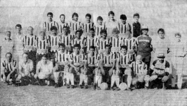 Este foi o timaço da alvinegra que disputou a final do campeonato de acesso para a 1ª Divisão do Futebol Paulista. é o time do presidente Dorival Veronezzi. Na foto os jogadores, dirigentes, Comissão Técnica e Departamento Médico. Infelizmente, esse time perdeu o título num memorável confronto com a Águia do Vale - o São José dos Campos. A qualidade de reprodução da foto não é das melhores. Trata-se de um recorte impresso.