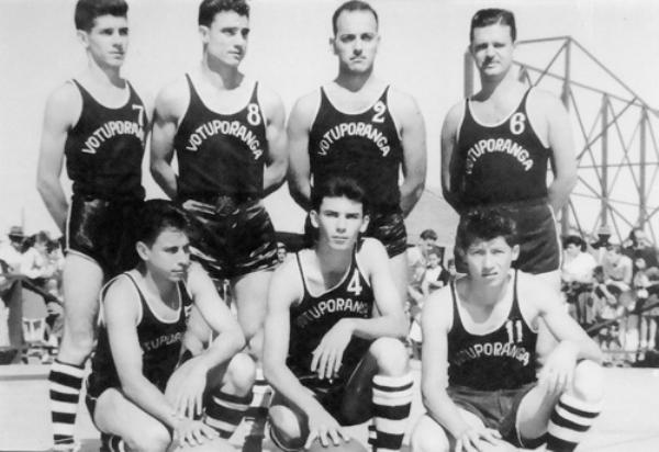 A foto é de 1958 e apresenta a equipe representativa de Votuporanga na modalidade basquete para os Jogos Abertos da Araraquarense. De pé, da esquerda para a direita: Valter Costa, Savério Maragno, Laércio Ceneviva e Humberto Corrêa Bonetti. Agachados: Miguel Pignatari, Itagiba Moretti e Télio Matta. 