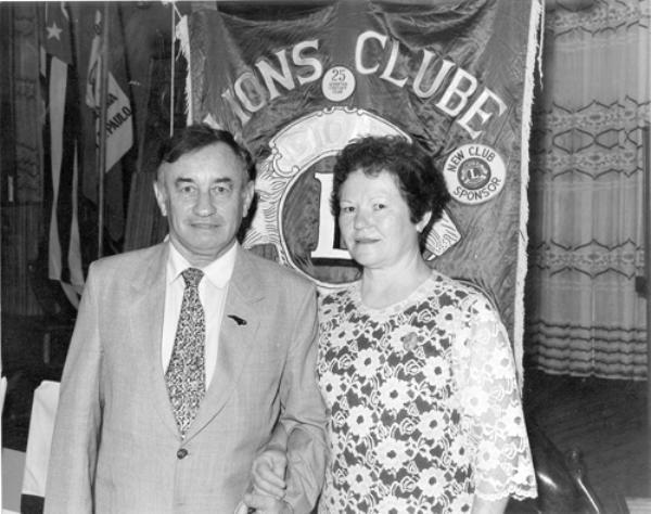 A senhora Julieta de Prosdocimi, falecida recentemente, teve ao lado do marido, o saudoso industrial Carlos de Prosdócimi, uma participação ativa na comunidade. A foto registra o momento que o casal tomou posse como membro do Lions Clube de Votuporanga, no ano de 1992. A foto é do arquivo do jornal A CIDADE.