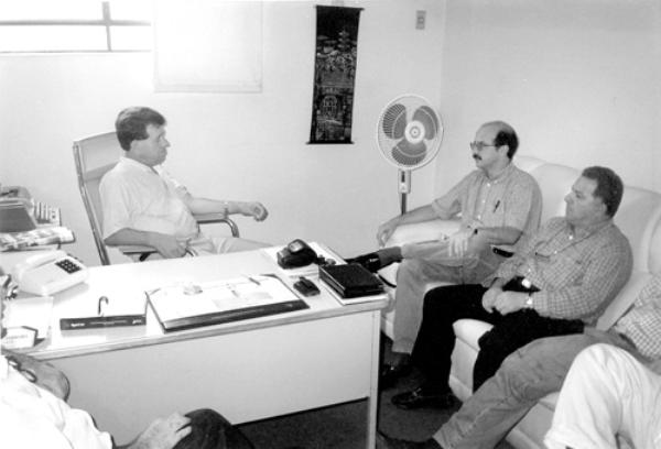 A foto é de 1998. O então pré-candidato a deputado federal pelo PMDB, João Eduardo Dado, fazia uma visita ao jornal A CIDADE. Na sua companhia alguns correligionários, entre eles, ao seu lado o amigo escudeiro Valdemir Bernardelli. Eles conversavam com o jornalista João Carlos Ferreira (ao centro). A foto é do arquivo pessoal de Bernardelli.