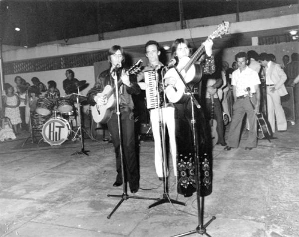 Quando deste show na Concha Acústica em 1978, Chitãozinho e Xororó era apenas uma grata promessa. Eles estavam em Américo de Campos, na casa do prefeito Basílio Raglio. Este ligou para o prefeito Nucci e “pediu” uma força para a dupla. O saudoso Oscarito (animador sertanejo) aparece no meio deles com o seu acordeom. Na direita com o violão o cantor Galileu (da dupla Jordão e Galileu)  e de paletó Wainer Ferreira (do Trio Vagner, Wainer e Valter).