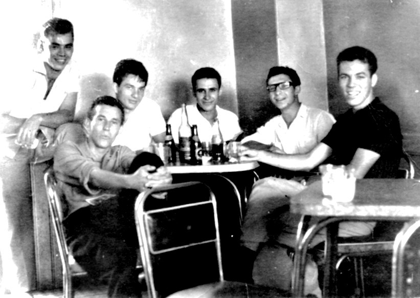 Nos anos 60 não havia quem não frequentasse o Bar do Shinohara em Votuporanga. O estabelecimento era na rua Amazonas, nas proximidades do cinema. Foi numa mesa do bar que saiu esta foto em 1964. A partir da esquerda: Ivo Gianezi, Moacir Padovez, Gilberto Vilalva, Ormezindo Olgado, Paulino Mateus Olgado e Nestor Guarnieri (Gurrolê). A foto é do arquivo pessoal de Gilberto Vilalva (o Gil do Bar do Fofinho)