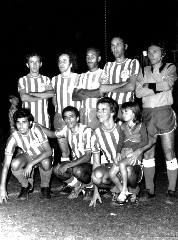 No sempre concorrido Campeonato Bancário de Futebol Mini-Campo, promovido com a participação dos funcionários das agências bancárias da cidade e região, a equipe local da Associação Atlética Banco do Brasil (AABB) sempre foi o “bicho papão”. O time era formado basicamente pelos próprios funcionários da agência local do Banco do Brasil. Esta foto é do ano de 1973 e aparecem da esquerda para a direita, de pé: Atílio Santana, Aymoré Camolesi, Luiz, Doraci José Maciel de Pontes e Elioth Longo. Agachados: Português, Dagoberto Mira Alves (Dago) e Milton Ávila com sua filha Sueli Maria (mascote). A foto é do arquivo de Elioth Longo.