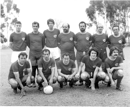 O time do Clube dos 40 - Ano 70 - Esta é uma das muitas formações que o Clube dos 40 apresenta na sua rica história de conquistas nos gramados. Essa foto é dos anos 70 e os seus personagens são muito conhecidos. Confira da esquerda para a direita: De pé- Luiz Augusto Poiani (Guto), João Elias (golei