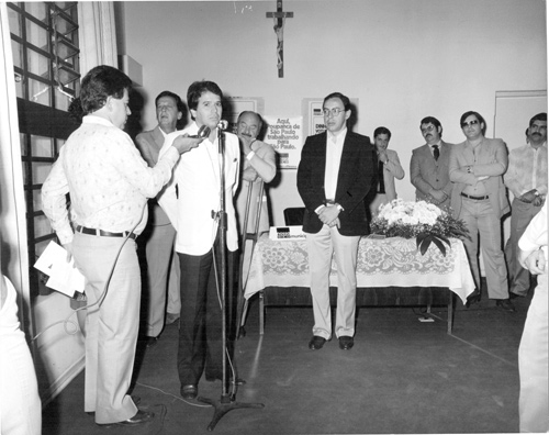 Banco do Povo - A instalação do Banco do Povo junto a Caixa Econômica do Estado de São Paulo nos anos 80. O discurso é do então deputado estadual Edinho Araújo e atrás dele o deputado federal Roberto Rollemberg, ao lado do então prefeito Mário Pozzobon. João de Oliveira Abbas era o gerente da Caixa 