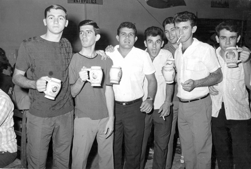 Festa da cerveja na Covasa - Era uma tradição. Todos os anos, o Lions Clube de Votupo-ranga promovia a sua Festa da Cerveja - um dos maiores eventos dos anos 60. O local era o espaço da oficina da Covasa - a revenda Ford de Marão Abdo Alfagalli. Esta foto é da Festa da Cerveja de 1965. Veja o detalh