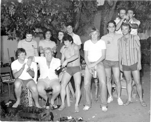 Confraternização na década de 70 - Veja a festa desse pessoal. Eles eram amigos e formavam uma turma do barulho. Confira da esquerda para a direita quem são os personagens da foto: Bira, Zé da União, José Roberto (Zé Roxinho), Júlio Casteli (Alemão), Haroldinho Pousa Paes (Tim), José Boamergis (Boin