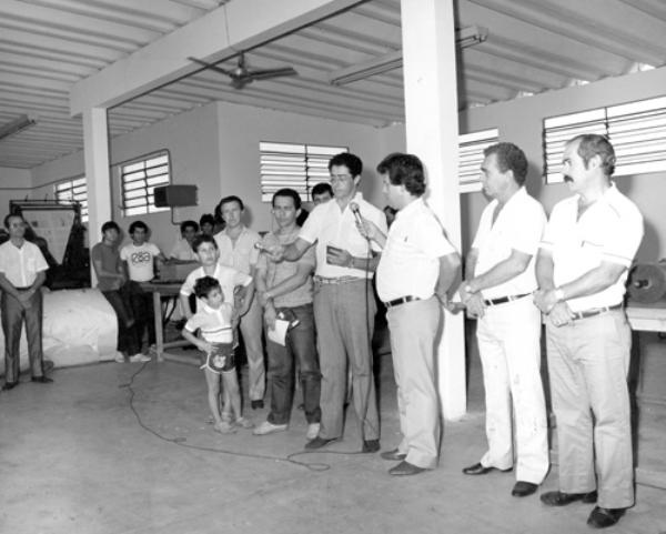 O professor Benedito Lopes de Oliveira foi um dos oradores no ato inaugural do jornal A Cidade \r\nem 1984. Aparecem na foto o professor Uélinton Garcia Peres, Dorival Veronezzi, vereador Viana Filho, \r\nvereador Alzimiro Brantis e na direita o historiador Edward Coruripe Costa (Costa Junior).