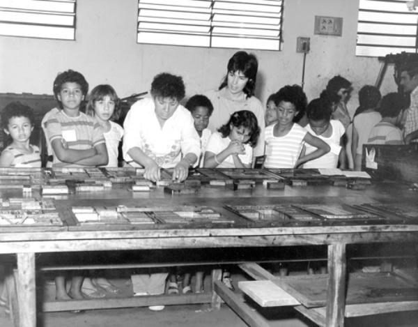 Estudantes conhecendo a confecção do jornal ainda feito de tipos. Essa filosofia de manter as portas abertas para os estudantes conhecerem \r\no nosso trabalho continua nos tempos atuais.