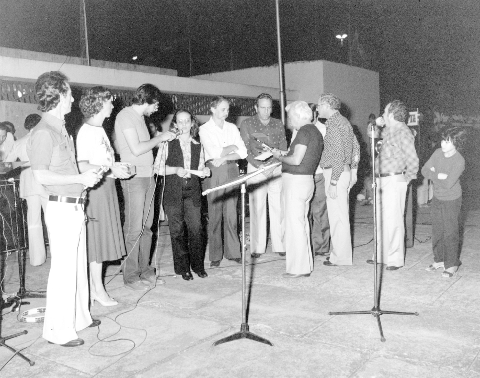 Uma cerimônia de premiação na Concha Acústica em 1983. Na foto, identificamos, entre outros, a partir da esquerda: o saudoso animador sertanejo Oscarito, ?, radialista José Antonio, o presidente da Câmara saudoso Otaviano Nogueira, o prefeito João Antonio Nucci, o historiador Edward Coruripe Costa, o chefe de gabinete Reynaldo Zaccaro Campos e o  vereador Aguinaldo de Oliveira, entre outros.

***Confira mais desta coluna em nossa edição impressa e online para assinantes.