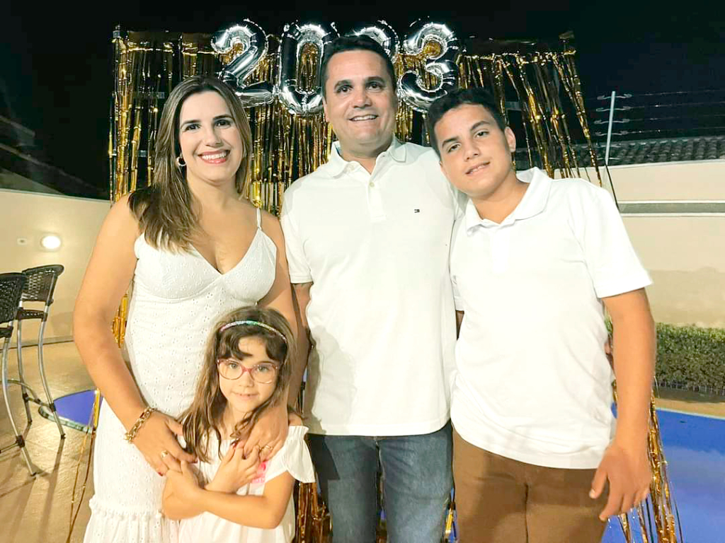 João Franco e dra. Gabriela Franco juntinho de seus filhos em uma linda foto da passagem do ano direto para o álbum de família com direito a legenda de felicitações de Ano Próspero e muito feliz 