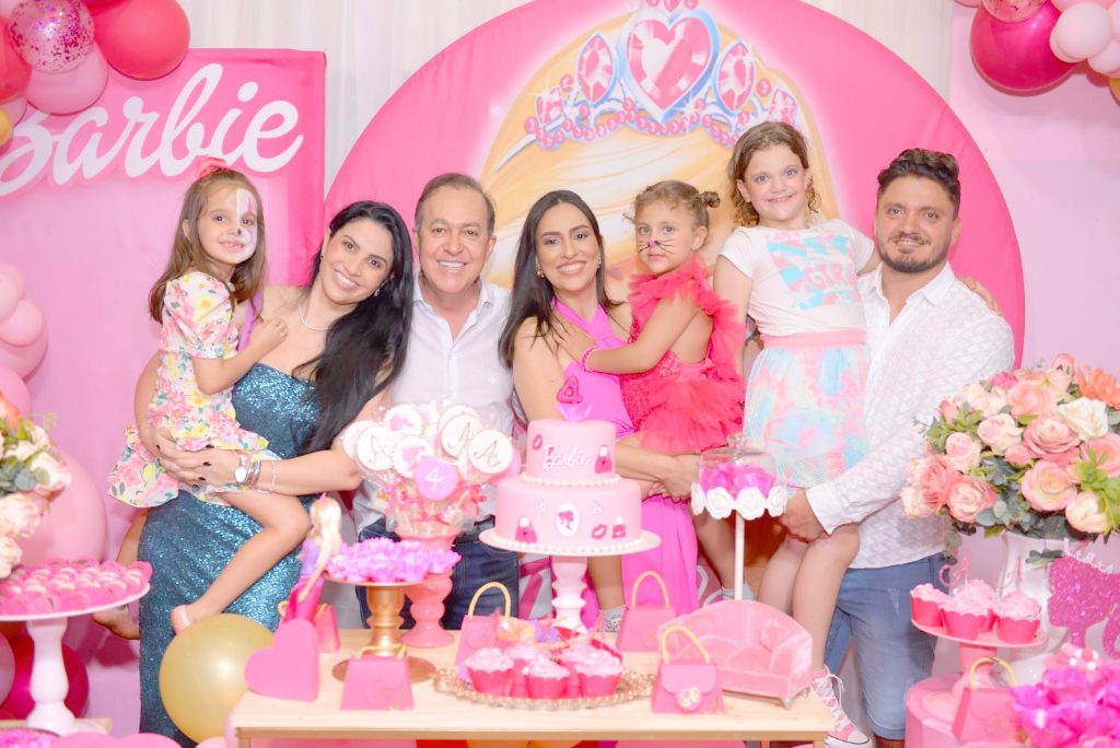 A semana que passou foi de festa para a pequena Antonela Palhares, que reuniu amigos e familiares para comemorar seu aniversário com muita alegria e diversão. O tema escolhido para a festa foi: “O Mundo Rosa da Barbie”. Na foto, registramos a presença de Luísa, Daiany, Roberto Beleza, Bianca, Antonela, Eliza e Rafael. Parabéns a linda aniversariante e que papai do céu lhe conceda uma infância saudável e feliz bem juntinho de sua família!