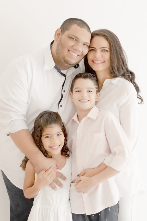 Um lindo registro fotográfico da família Cegantini. O momento foi para desejar um Feliz Ano Novo a todos os amigos e familiares. Na foto, o pai Marcelo Cegantini Ferreira, sua esposa Nara Souza e os filhos Nicolas e Marcela. Lindos de se ver, família linda e abençoada!