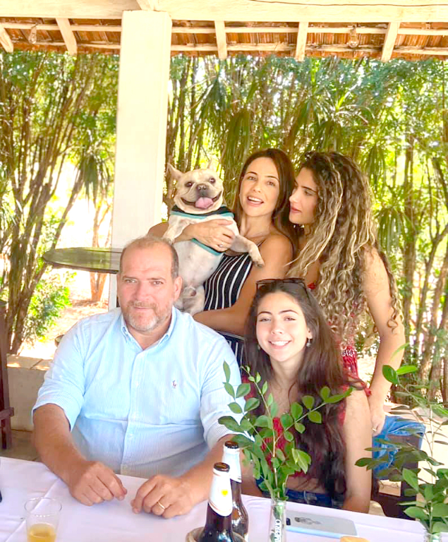 Um brinde especial para a bela e sorridente Renata Martins, que comemora seu aniversário hoje, cercada pelo carinho de sua família e de seus amigos. O carinho especial ela recebe do marido Renato Martins, que lidera a fila dos cumprimentos. Parabéns Renata, que esse dia iluminado seja apenas o começo de um novo ciclo de muita paz na sua vida. Feliz dia e Feliz idade nova! Na foto Renata com seu Pet preferido ao colo, seu marido Renatão e suas filhas 