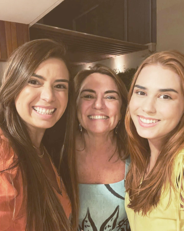 Muito amor envolvido em uma foto só, no registro de Luciana Liébana com sua mãe Carmen Silvia Spigiorin Munhóz e sua irmã Daniela Munhós Liébana. Lindas e sorridentes, valeu o clique