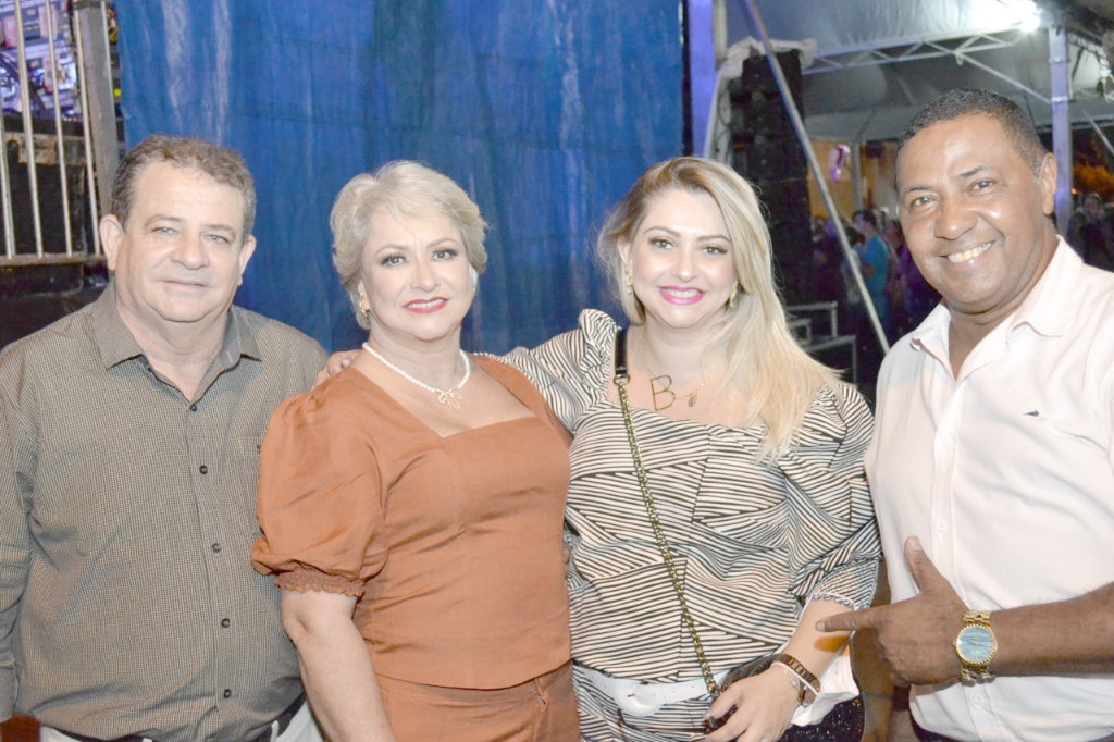 O prefeito de Álvarez Florence Adilson Leite, com sua esposa Neusa, sua filha Bruna e o apresentador e comunicador Nini Maravilha, em noite de show da virada