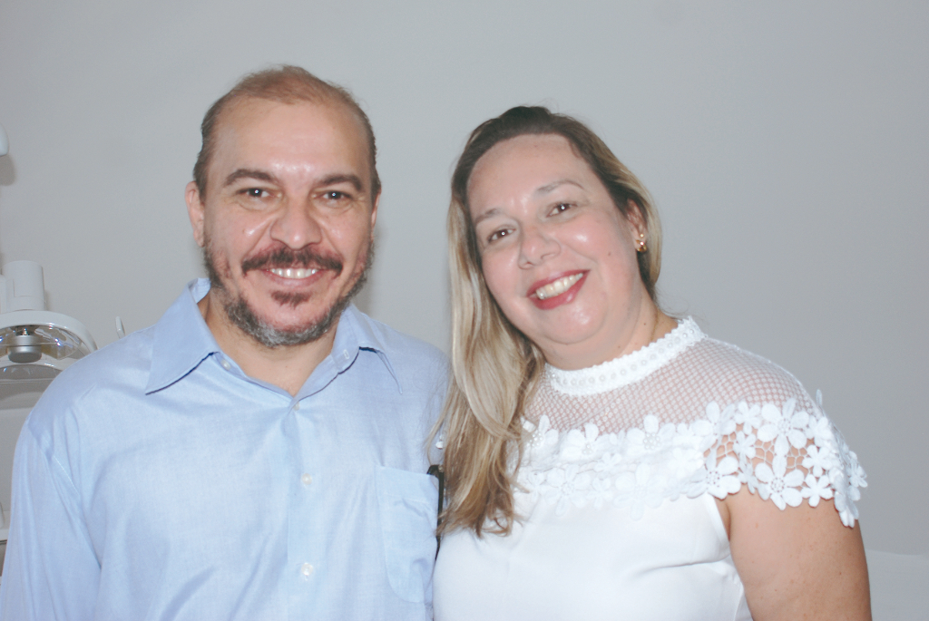 O dentista dr. Roberto Vilas Boas Negrão e sua esposa Ana Paula presentes na inauguração da Mega Implants, local, aliás, que o dentista irá fazer parte do corpo clínico de atendimento.