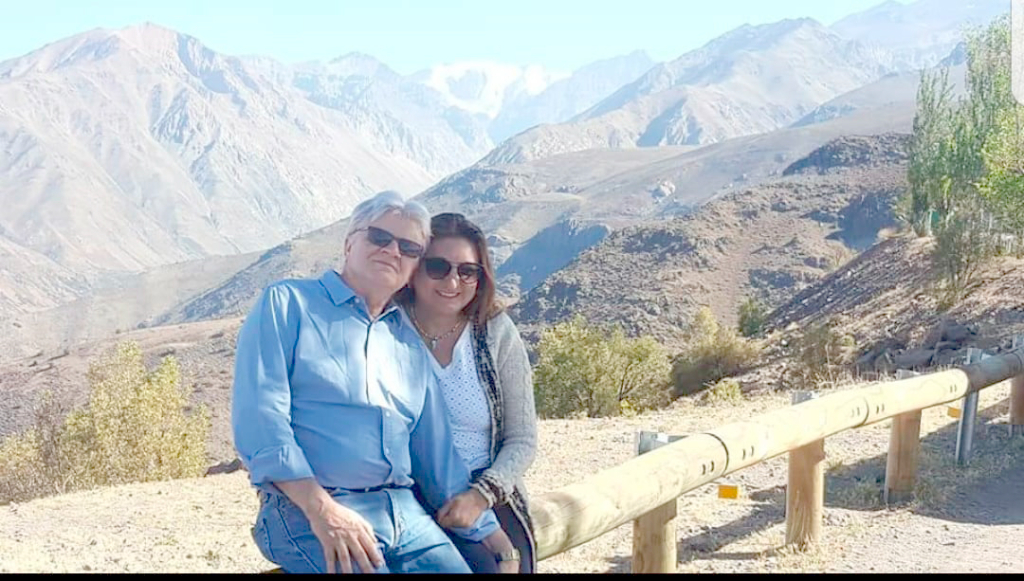 O médico Job Amaral Macedo e sua esposa, a psicóloga Sandra Lameu Izique, desfrutando das belas paisagens da Cordilheira dos Andes, no Chile 