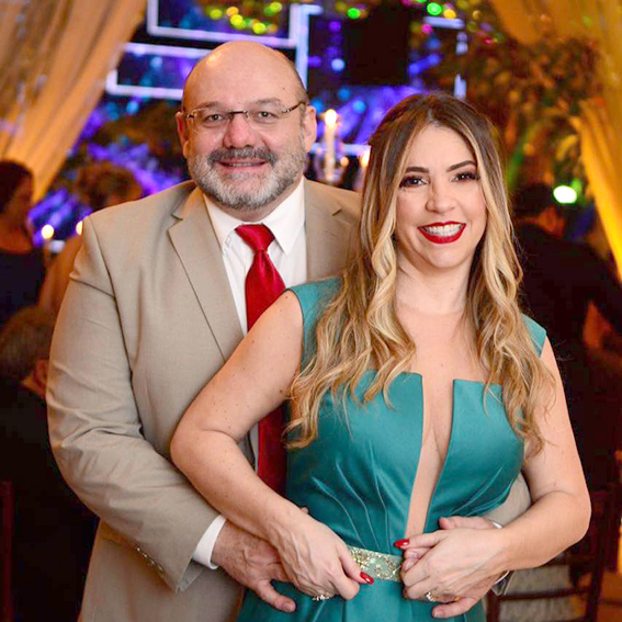 O empresário e médico dr. Marcos Colombo recebe o ano novo com festa e gratidão por mais um ano de vida que ele completa neste sábado (07). A esposa Roberta (com ele na foto) puxa a fila dos cumprimentos e homenagens dedicadas ao feliz aniversariante. Parabéns, que este aniversário seja especial e dê início a um ano de vida maravilhoso. 