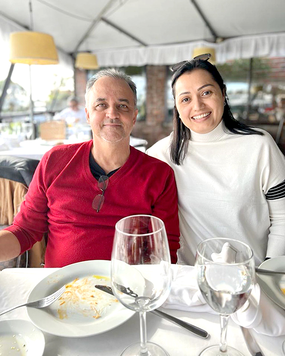 O nosso querido amigo Luis Fernando Góes Liebana assume idade nova neste sábado, 07 de janeiro e celebra o dom da vida juntinho do calor e abraço de seus amigos e familiares. Já de sua mulher, Janaina Cristina Silva, com ele na foto, ele ganha todo o amor e carinho pela data festiva. Parabéns Torrinha, que esse dia iluminado seja apenas o começo de um novo ciclo de muita paz na sua vida