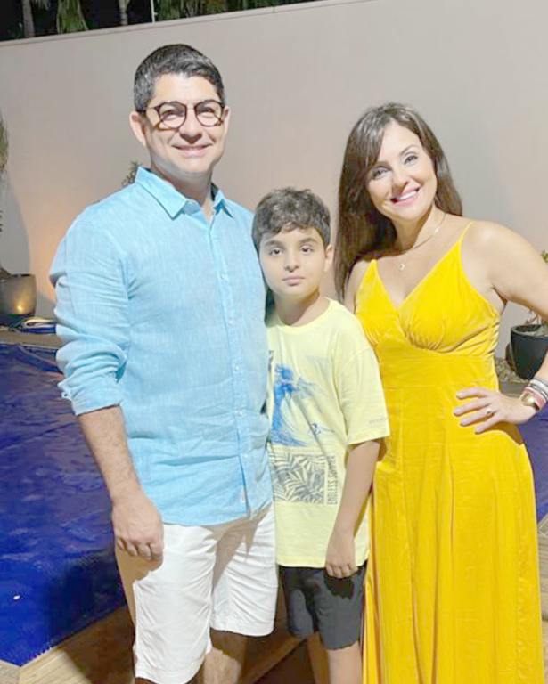 Um lindo registro fotográfico do médico dr. Fabiano Natividade Cardoso, sua esposa Luciana Vargas e seu filho Enzo. O momento foi para desejar um Feliz Ano Novo a todos os amigos e familiares. Lindos de se ver. Família bonita e abençoada