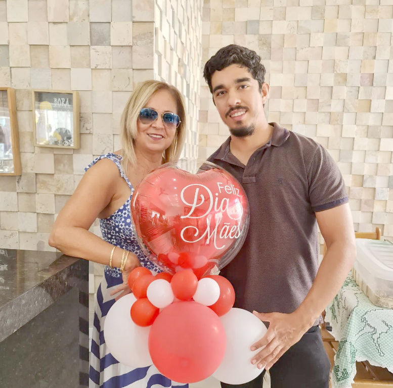 A quarta-feira foi festiva para Ivanilde Gomes, que completou mais um ano de vida e ganhou uma super homenagem de seu filho Ivan Carmona, que postou uma mensagem linda em sua rede social. Parabéns e muitas felicidades! Que a vida continue sorrindo e presenteando você com as melhores graças. Parabéns e feliz vida!!!