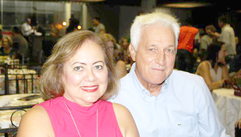 Silvia Mara Cavalin é a feliz aniversariante de hoje e comemora essa data especial ao lado de seu marido Roberto Cavalin e demais familiares e amigos. Parabéns à eterna bancária e musa inspiradora do Banco do Brasil nos anos 80, que possa ter muitos anos de vida, abençoados e felizes, e que estes dias futuros sejam todos de harmonia, paz e desejos realizados.