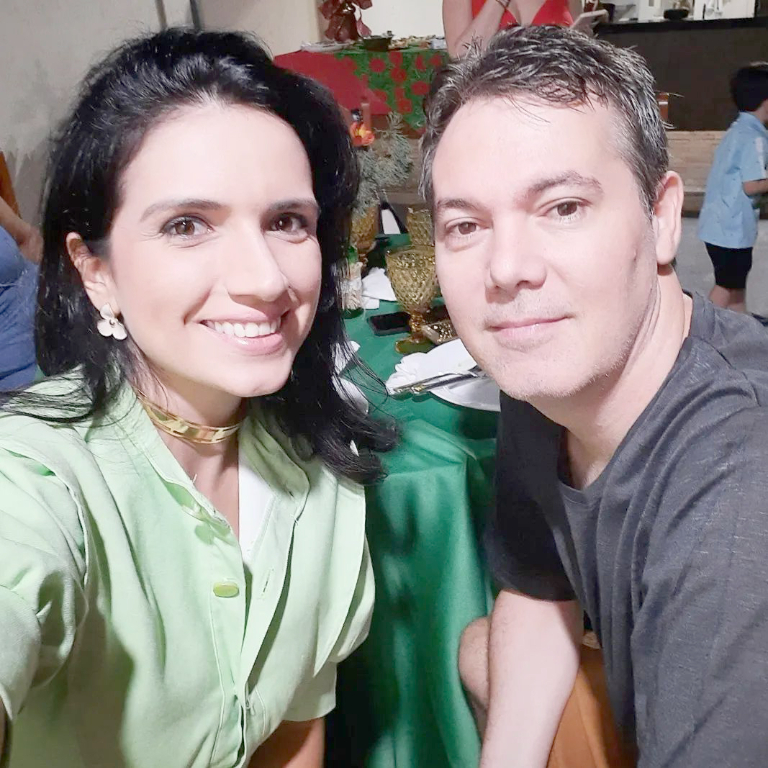 Hoje a festa é da Ellen Menezes, mas a alegria é de seus amigos e familiares, que terão a oportunidade de abraçá-la e cumprimentá-la por mais um ano de vida. Ela também recebe o carinho especial de seu marido Celso Arthur Hawtorne. Parabéns pelo seu dia! Que este aniversário seja especial e dê início a um ano de vida maravilhoso.