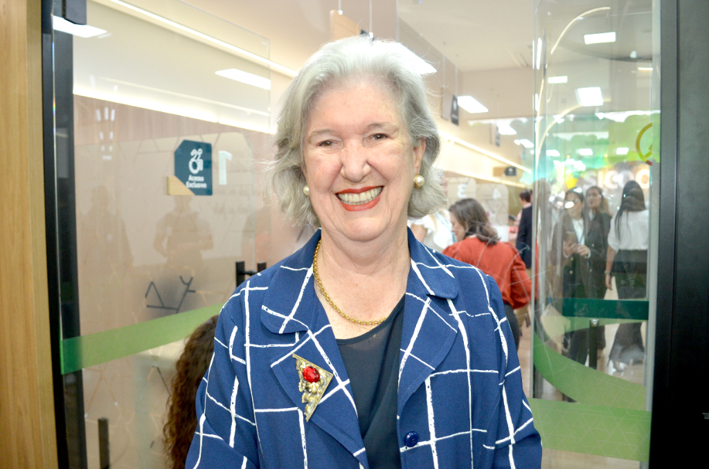 A professora e vereadora Encarnação Manzano é a feliz aniversariante desta terça-feira, celebrando mais um ano de vida cercada pelo carinho de familiares, amigos e admiradores de sua trajetória. Mulher de grande dedicação à educação e à vida pública, Encarnação coleciona o respeito e a admiração de todos que têm o privilégio de conviver com ela. Nesta data tão especial, desejamos muita saúde, paz, alegria e sucesso. Parabéns, Encarnação! Muitas felicidades