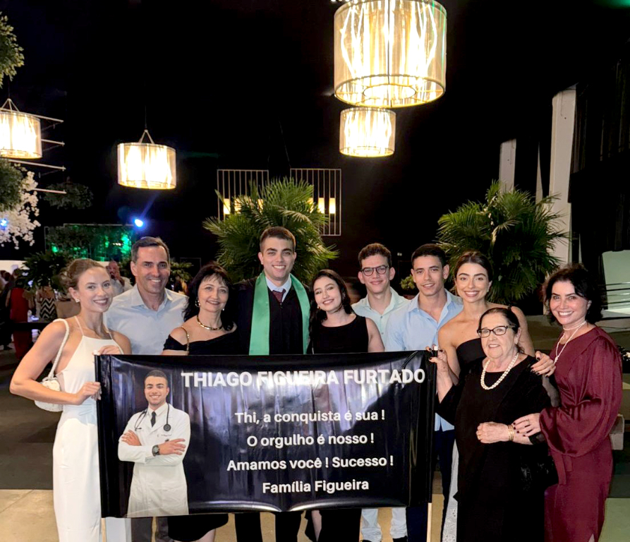 A tradicional e respeitada família Figueira da Costa, de Votuporanga, esteve presente em um momento memorável: a colação de grau do Doutor Thiago, agora formado em Medicina pela PUC-Campinas. Este é um marco importante na trajetória de conquistas dessa família incrível. A formatura de Thiago é um reflexo do esforço e do amor por trás de cada passo dado ao longo dessa jornada. Parabéns, Doutor Thiago! Que esta conquista seja apenas o começo uma carreira repleta de sucessos, e que Deus continue abençoando sua trajetória com muita sabedoria e realizações!