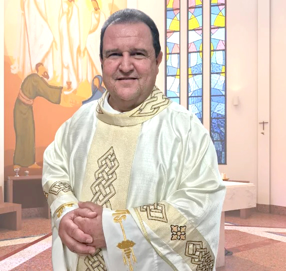 Hoje a comunidade da Catedral Nossa Senhora Aparecida se une em alegria para celebrar a vida do querido Padre Gilmar Antônio Fernandes Margotto, que completa mais um ano de caminhada, fé e dedicação ao povo de Deus. Com uma trajetória profundamente ligada à história religiosa de Votuporanga, Padre Gilmar deixou marcas importantes por onde passou. Neste dia especial, os fiéis, amigos e toda a comunidade rendem graças a Deus por sua vida e desejam muita saúde, paz, bênçãos e renovadas alegrias. Parabéns, Padre Gilmar! Que sua caminhada continue iluminada pela fé e sabedoria e que as bênçãos se multipliquem em seu novo ano de vida.