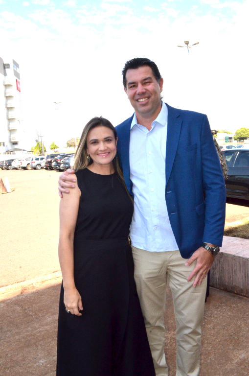 O domingo, 05 de abril será um dia de muita alegria e festa para Marilís Brandão de Oliveira, que comemora a chegada de um novo ciclo de vida ao lado de seu marido Ronoel de Oliveira. Os amigos e toda sua família também se unem ao casal para festejar a alegria deste dia. Parabéns Marilís, que sua vida seja uma soma de bênçãos e de vitórias para você desfrutar seus dias, com muita saúde e alegria. Feliz aniversário!