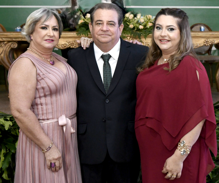 Em um momento de emoção e união familiar, o prefeito de Álvares Florence, Adilson Leite, tomou posse, rodeado pelo amor da esposa Neusinha e da filha Bruna Leite. Juntos, testemunharam o início de um novo ciclo, cheio de esperança e compromisso com o progresso da cidade. Com determinação e união, a família Leite se dedica a transformar a realidade local e construir um futuro promissor para a comunidade.