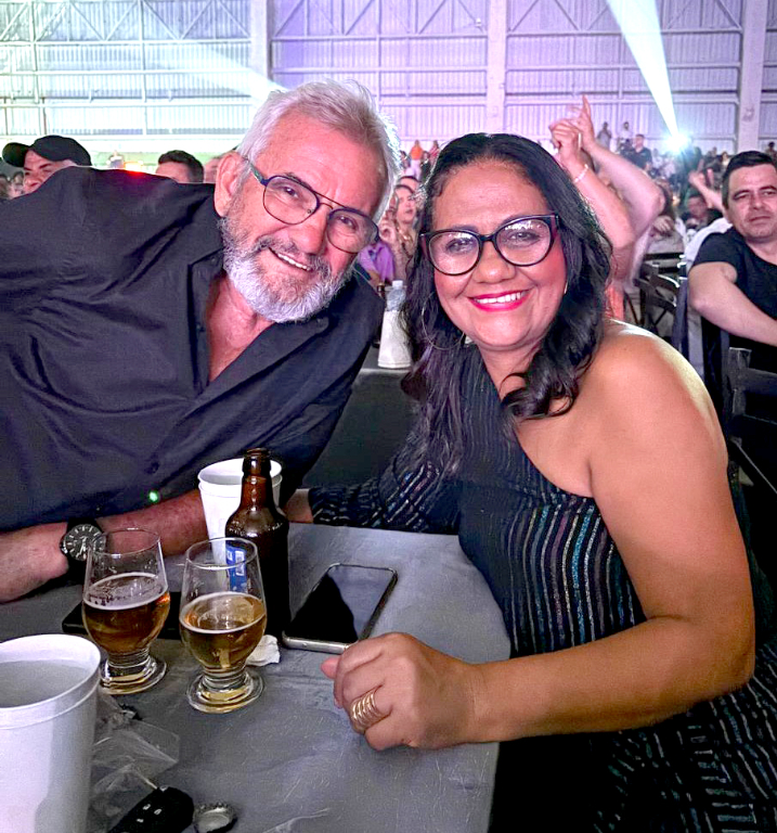 Glorinha Santos abre sorrisos no dia de hoje  para receber as felicitações recebidas, em razão de seu aniversário, comemorado neste 05 de fevereiro! Uma data especial que ela compartilha com sua família, amigos e com o carinho do seu amado esposo Lila, junto dela na foto. Parabéns Glorinha, que a nova idade venha cheia de realizações e bênçãos dos céus e seu novo ano de vida seja repleto de abraços apertados, momentos de paz, muito amor e felicidade. 