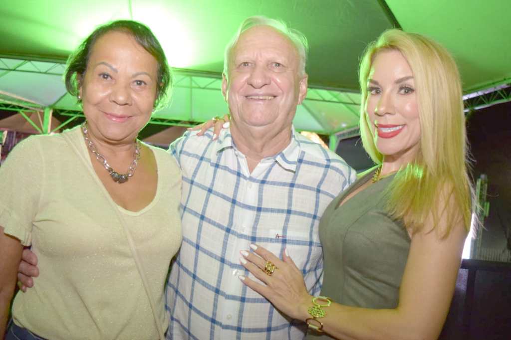 Curtindo a animadíssima Festa de Peão de Valentim Gentil, Wilma Mejan seu marido o empresário Nélson Mejan e Luciana Mejan