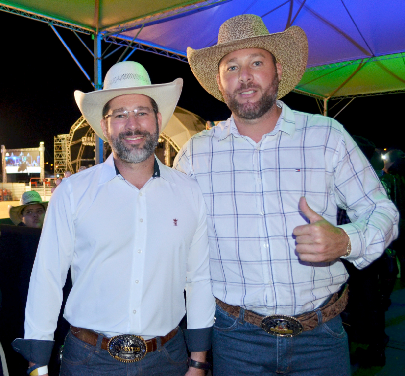 Os irmãos Victor Cavalin Petinelli e Tiago Cavalin Petinelli prestigiando a Festa de Peão de Rodeio de Valentim Gentil, que movimentou a cidade e região neste último final de semana 