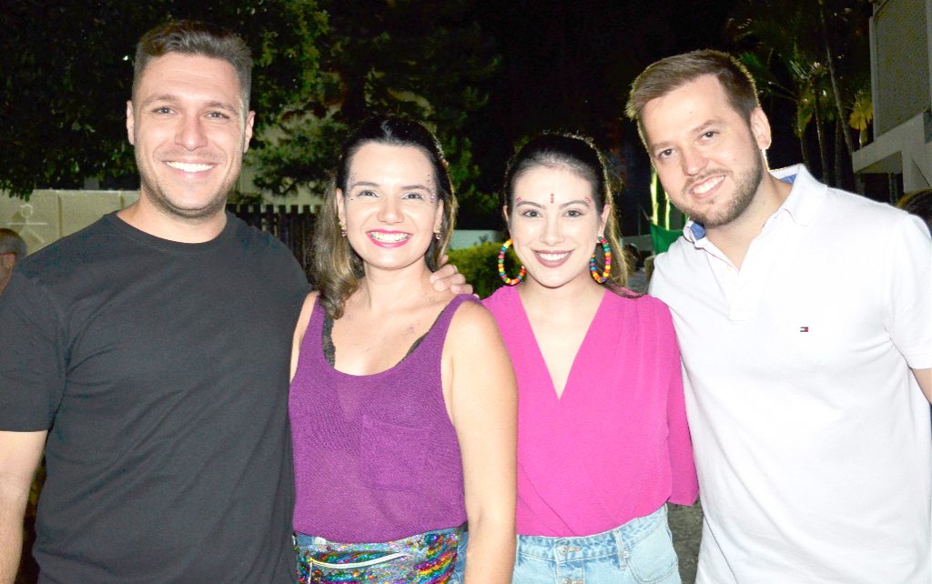 Os casais de amigos, Hugo, Sabrina, Nádia e Rafael curtindo os dias de carnaval que aconteceu no Votuporanga Clube, ao som e ritmo dos “Partideiros”, que animou as noites de carnavalescas para os associados do Votuclube