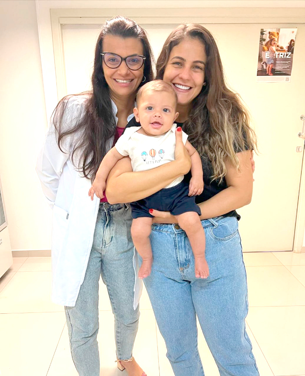 Haline Morato, diretora da Protege Cuidados e Vacina junto a mamãe Súria Borges e seu milagre que atende pelo nome de “Raj”. O pequeno Raj é uma prova de que DEUS é especialista em milagres e ele cresce lindo, saudável, protegido por DEUS e imunizado contra as doenças infantis com as vacinas da Clínica Protege 