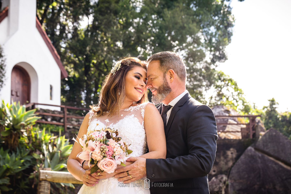 Flavio Piacenti Jr. e Samara Haruka, casados há 3 meses, escolheram a encantadora cidade de Monte Verde-MG para celebrar e registrar oficialmente sua união em dezembro, antes de 2024 acabar, criando uma lembrança inesquecível desse momento especial. A cidade, com seu clima acolhedor e paisagens deslumbrantes, foi o cenário perfeito para eternizar o amor do casal. Foi um dia de celebração do amor, da união e do futuro que estão construindo juntos.