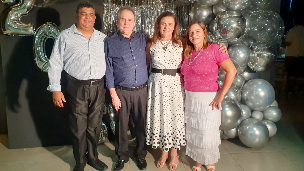 O empresário José Francisco dos Santos e sua esposa Cinara, ao lado do casal de amigos da igreja Amor & Família, Ezequiel de Paula e Marta Vilela que escolheram celebrar a chegada do Ano Novo cercados pelo carinho e afeto da grande irmandade da igreja Amor & Família, desfrutando da comunhão e recebendo o novo ano aos pés de Jesus Cristo, de onde emana a vida e o vigor que nos fortalece diariamente. Um momento de união e alegria, celebrando a chegada de um novo ano repleto de esperança, amor e novas conquistas!