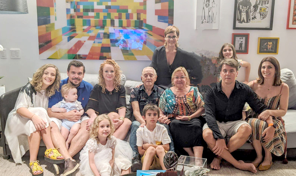 Lourdinha Minhoto Salvanha e seu marido, Paulo Salvanha, celebraram no dia 31 de dezembro, 57 anos de união. A foto que retrata o casal em 1967 e 2024 simboliza a trajetória de um amor que só cresce e se multiplica, gerando frutos e formando uma linda família. Em sua rede social, Lourdinha compartilhou: “Éramos 2 e hoje somos 12. Gratidão pelos 57 anos de vida a dois, pelo amor, pela parceria e pela família maravilhosa que construímos juntos”. Parabéns ao casal e feliz Bodas de “Lápis-lazuli”!  