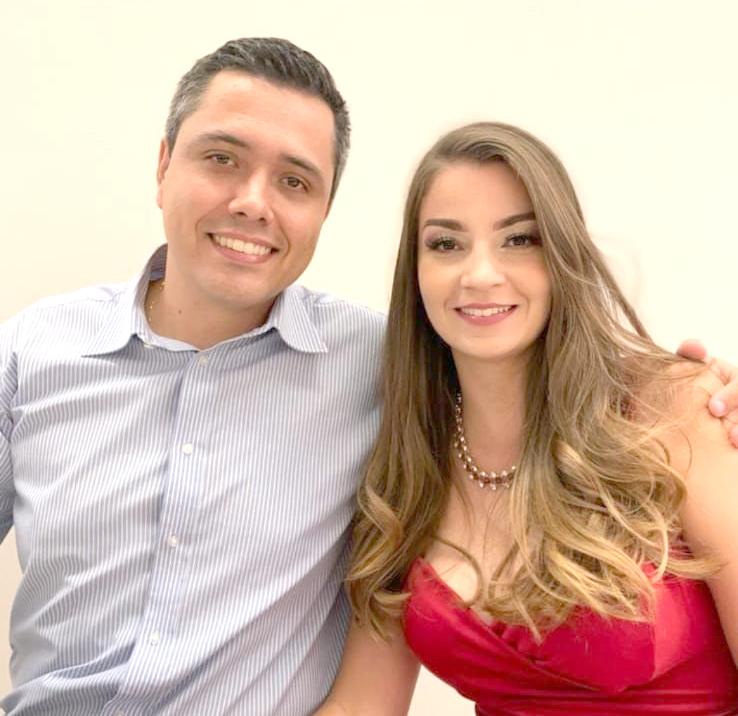 Dayara Magossi e seu marido Anderson Fantini casando os amigos Bruna e João na Estância Krik 